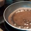 Cách làm bánh crepe chocolate: Cho chảo lên bếp, thêm chút xíu dầu ăn. Múc từng muỗng bột láng khắp mặt chảo, chiên chín hai mặt.