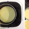 Sau đó, bắt chảo lên bếp, bạn chờ chảo nóng, dùng bơ di một lớp mỏng lên mặt chảo.Rồi đổ ít bột vào láng hình tròn đều chảo.