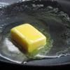 Sau đó, bắt chảo lên bếp, bạn chờ chảo nóng, dùng bơ di một lớp mỏng lên mặt chảo.Rồi đổ ít bột vào láng hình tròn đều chảo.