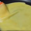 Làm nóng chảo, thoa một lớp bơ mỏng lên mặt chảo rồi rót bột vào. Đậy nắp, để khoảng 30 giây. Bánh vừa chín thì nhẹ nhàng lấy ra đĩa. 