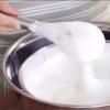 Làm nhân kem cho bánh crepe trà xanh: Đổ 650gr kem sữa tươi vào thố nhỏ sâu lòng bằng inox. Đặt thố kem sữa tươi vào trong thau nước đá lạnh. Thêm từ từ 80gr đường trắng, 1 muỗng cà phê vani vào thố kem sữa tươi. Dùng máy đánh trứng để đánh bông kem sữa tươi lên nhé. Khi thấy kem đánh hơi đặc và chảy xuống theo 1 đường chỉ là đạt.