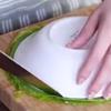 Xếp bánh crepe trà xanh nghìn lớp chồng lên nhau trên mặt thớt. Úp lên dĩa hoặc chén để tạo hình khuôn bánh crepe. Cắt bỏ phần rìa bánh crepe trà xanh thừa ra ngoài cho trông bánh đẹp mắt hơn.