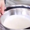 Làm nhân kem cho bánh crepe trà xanh: Đổ 650gr kem sữa tươi vào thố nhỏ sâu lòng bằng inox. Đặt thố kem sữa tươi vào trong thau nước đá lạnh. Thêm từ từ 80gr đường trắng, 1 muỗng cà phê vani vào thố kem sữa tươi. Dùng máy đánh trứng để đánh bông kem sữa tươi lên nhé. Khi thấy kem đánh hơi đặc và chảy xuống theo 1 đường chỉ là đạt.