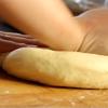 Rắc một ít bột khô lên mặt bàn để chống dính. Dùng tay nhồi bột làm bánh mì cua cho đến khi bột bánh thành khối dẻo mịn, có độ đàn hồi tốt, có thể kéo thành màng mỏng mà không bị rách. Tổng thời gian nhồi bột bánh thường mất khoảng 15-20 phút.