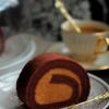 Cách làm bánh cuộn cacao: Quết hỗn hợp kem đã làm giữ lạnh lên khắp mặt bánh cacao rồi cuộn tròn lại. Cho bánh cuộn cacao - bánh cuộn chocolate vào tủ lạnh ít nhất 1 tiếng đồng hồ là có thể dùng.