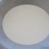 Cách pha hỗn hợp bột làm bánh cuốn nóng: Cho bột gạo, bột năng, bột sắn dây, 1 muỗng cà phê muối, 1 muỗng canh dầu ăn vào 1 cái tô lớn. Đổ từ từ khoảng 2 chén nước vào, khuấy đều.