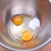 Cho trứng gà và đường vào chén, đánh đều lên nào. Cho thêm bột mì và sữa tươi vào, cũng đánh đều tay thật nhanh.