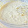 Cho bột bắp , bột mì, bột nở, đường, muối, hạt nhục đậu khấu nghiền vào tô trộn đều. Tiếp đến cho bơ và trứng vào đánh đều sao cho bột mịn hẳn là được.