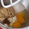 Trộn các thành phần khô lại với nhau gồm bột mì, bột nở, muối nở, bột quế, hạt hồ đào. Trong một chén khác trộn trứng, sữa chua, đường cho đều.