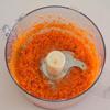 Làm nóng lò ở nhiệt độ 180 độ C. Cà rốt gọt bỏ vỏ, cho vào máy xay sinh tố xay sơ, đừng để cà rốt quá mịn.