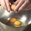Cho trứng (3 quả) vào đánh đều. Bột mì + bột nổi rây chung rồi cho vào đánh chút xíu là tắt máy. Lò để nhiệt độ 180 độ C trước khi nướng 10 phút. 
