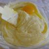 Cho trứng (3 quả) vào đánh đều. Bột mì + bột nổi rây chung rồi cho vào đánh chút xíu là tắt máy. Lò để nhiệt độ 180 độ C trước khi nướng 10 phút. 