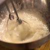 Bắc xuống dùng máy đánh trứng đánh tốc độ cao (Kitchen Aid mức 8.) đến khi lòng trắng trứng bông cứng. Giảm tốc độ (Kitchen Aid mức 2) và cho dần bơ vào, tiếp tục tăng dần tốc độ máy đánh trứng lên mức vừa (Kitchen Aid mức 6) đánh đến khi bơ quện đều vào lòng trắng trứng thành kem bơ.