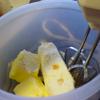 Phần cốt bánh: Dùng máy đánh bơ rồi cho đường vào từ từ đánh đến khi bơ chuyển màu vàng nhạt, bông xốp. Cho mật ong và một nửa cafe vào trộn bằng phới trộn bột cho đều.