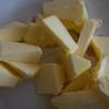Phần kem bơ: Bơ cắt nhỏ, tách lòng đỏ và lòng trắng trứng để riêng. 