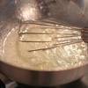 Đặt bát inox đựng trứng ở bước 4 (chuẩn bị) đun cách thuỷ, giảm bớt lửa, vừa đun vừa dùng cây đánh trứng của máy đánh trứng khuấy liên tục đến khi hỗn hợp trứng sờ tay vào thấy nóng (nóng chứ không phải ấm, thời gian đun trên bếp khoảng 3′), khi đó hỗn hợp hơi trắng ngà (khoảng 70 độ). 