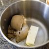 Đun đường nâu, bơ và muối còn lại ở lửa vừa. Đun sôi rồi cho tiếp 100 ml sữa tươi, 1/2 muỗng cà phê vani vào khuấy đều khoảng 3 phút.