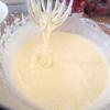 Cho bơ và sữa vào nồi đun đến khi bơ vừa nóng chảy hết thì tắt bếp rồi đổ ra tô cho nguội bớt. Trong lúc đó trộn bột mì với hỗn hợp trứng, để máy đánh trứng ở tốc độ trung bình và đánh trong khoảng 3 phút. Sau đó thêm hỗn hợp sữa và bơ vào. Trộn tiếp trong khoảng 1 phút.