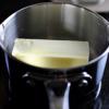 Cho bơ và sữa vào nồi đun đến khi bơ vừa nóng chảy hết thì tắt bếp rồi đổ ra tô cho nguội bớt. Trong lúc đó trộn bột mì với hỗn hợp trứng, để máy đánh trứng ở tốc độ trung bình và đánh trong khoảng 3 phút. Sau đó thêm hỗn hợp sữa và bơ vào. Trộn tiếp trong khoảng 1 phút.