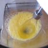 Bôi 1 lớp dầu ăn mỏng vào khuôn cupcake hoặc lót sẵn giấy nến. Trong 1 tô trộn bột mì với bột nở, rây cho mịn. Trong một tô khác, đánh trứng trong vòng 4 phút, khi đó trứng sẽ chuyển sang màu sáng và bông lên.