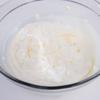 Cho kem whipping với đường và nước cốt chanh vào bát, dùng máy đánh trứng đánh đến khi kem bông cứng. Cho trứng và đường vào bát, đặt bát hỗn hợp trứng đường vào chậu nước nóng. Dùng máy đánh trứng đánh cho hỗn hợp bông mịn.
