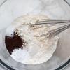 Trong âu lớn, cho 240g bột mì, 1 muỗng bột cà phê, 1 muỗng muối nở, 1/2 muỗng muối, trộn đều. Tiếp đó cho 250g bơ lạt, 200g đường trắng, 200g đường nâu vào âu khác, dùng máy đánh đến khi có màu sáng khoảng 3 phút, nhớ vét bơ cho gọn lại nha. Sau đó cho trứng vào tiếp tục trộn lên, rồi đến tinh chất vani, chocolate chảy cũng cho vào trộn. Sau cùng cho hỗn hợp bột khô cùng 250ml buttermilk vào và trộn đến khi thành hỗn hợp bột mịn, mượt.