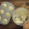 Múc từng muỗng hỗn hợp bột ở bước 4 cho vào khuôn cupcake đã lót sẵn cốc giấy, sau đó đặt vào lò, nướng ở nhiệt độ  150 độ C trong vòng 20 phút.