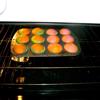 Cho khuôn bánh cupcake vào lò nướng và nướng ở nhiệt độ 177 độ C. Nướng đến khi chín vàng.