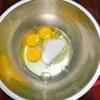 Đập trứng gà cho vào tô to (với cách làm này bạn không cần tách riêng lòng trắng và lòng đỏ), thêm đường và dùng phới lồng khuấy cho đường tan hết sau đó đun cách thủy sao cho tô trứng không chạm nước, khuấy liên tục để trứng không bị chín. Sau đó, bạn thử nhúng một đầu ngón tay vào tô trứng thấy hơi ấm ấm thì lấy tô trứng ra, rồi dùng máy đánh trứng đánh cho bông lên.