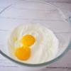 Tiếp tục thêm 2 lòng đỏ trứng gà vào lòng trắng trứng, mở máy đánh trứng ở tốc độ thấp để đánh tan lòng đổ cho quyện đều hỗn hợp.
