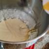 Cho kem tươi (giữ lạnh đến khi dùng) vào một âu nhôm sạch, dùng máy đánh cho kem tươi bông đặc, khi dùng que khuấy nhẹ vào kem, nhấc que lên thì thấy kem tạo thành chóp là được. Nếu đánh quá lâu, kem sẽ bị vữa. Để máy ở tốc độ vừa rồi từ từ cho hỗn hợp trứng và vani vào (đổ hỗn hợp men thành âu kem, tránh đổ thẳng vào âu kem), vừa đổ hỗn hợp vào âu vừa đánh cho hỗn hợp hoà quyện. Sau khi hoàn thành phần kem thì cho đường vào từ từ và tiếp tục đánh cho đường tan (khoảng 60 giây).