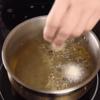 Đun nóng dầu trong 1 nồi sâu lòng, sau đó lần lượt thả các viên bánh vào chiên ngập dầu từ 3-4 phút cho đến khi bánh chín vàng đều.