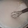 Cách làm vỏ bánh dẻo: Khuấy nước cất hoa bưởi vào 700ml nước đường. Múc từng muỗng bột bánh dẻo vào tô nước đường. Dùng phới lồng khuấy đều cho tan hết bột. Đợi cho bột bánh dẻo tan hết thì mới cho muỗng bột tiếp theo. Làm tương tự cho vỏ bánh hơi đặc thì các bạn có thể thay lồng phới bằng muỗng gỗ hoặc spatula cho dễ trộn.