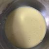 Sau đó rây vào thố trứng gồm: 100g bột mì, 2g bột nở, 30g đường, 2g muối, đánh cho hỗn hợp hòa quyện đồng nhất.