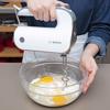 Bột mì, men nở, trứng gà, 70ml nước, 30gr đường, muối cho vào tô, trộn đều trong khoảng 5 phút. Cho 60gr bơ lạt vào trong lúc đang trộn bột, tiếp tục trộn trong khoảng 5-8 phút. Đánh cho đến khi bột trở thành một khối dẻo mịn.