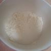 Trộn đều đường và bột mì lại với nhau. Sau đó cho dừa, lòng trắng trứng gà, vani và ít muối vào trộn thật đều.
