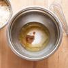 Tách lấy lòng trắng 4 quả trứng cho vào bát hoặc tô cùng với 125g đường, 2g muối và 1/4 muỗng cà phê vani. Trộn đều hỗn hợp cho đến khi đường tan và hỗn hợp nổi bọt.