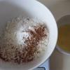 Cho 100g dừa nạo sấy khô, 35g bột mì, 2g bột cacao và 15g đường bột vào tô, đồng thời đánh đều trứng.