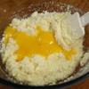 Trộn đều sữa đặc với dừa nạo. Tiếp tục thêm trứng, trộn đều để có được một hỗn hợp đồng nhất.