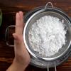 Cách làm bánh đúc: Rây bột gạo và bột năng vào nồi, đổ hỗn hợp nước cốt dừa lá dứa vừa pha vào rồi khuấy đều cho hỗn hợp bột bánh đúc lá dứa được hòa quyện. Để bột bánh nghỉ 30 phút.