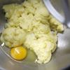 Phần vỏ bánh: Vặn lò ở 180 độ C. Lót giấy nướng vào khay. Đun nước, bơ, đường và muối trên bếp cho đến khi bơ tan chảy hết và hỗn hợp bắt đầu sôi. Đổ bột vào, hạ nhỏ lửa và quấy đều đến khi được một khối bột dẻo, dai và không dính đáy nồi. Đổ khối bột ra âu lớn, lần lượt cho từng quả trứng vào và đánh đều sau mỗi lần thêm trứng. Tiếp tục đánh đến khi được hỗn hợp dai mịn (chừng 10 phút).