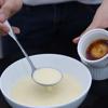Cho hỗn hợp trứng sữa vào từng cốc. Cho vào lò vi sóng, vặn lò ở công suất trung bình thấp trong thời gian 9 phút. Hết thời gian, lấy ra khỏi lò, để nguội.