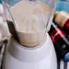 Bật lò nướng trước 10 phút ở 177 độ C. Chế 1 hộp sữa đặc (condensed milk), 1 hộp sữa cô đặc (evaporated milk) vào máy xay sinh tố, tách 6 quả trứng gà vào cùng, thêm 2 muỗng tinh chất vani, 2 muỗng bột cà phê. Bật máy xay cho trứng và các nguyên liệu hòa quyện vào nhau.