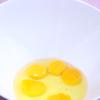 Trong 1 tô lớn, đánh tan 3 lòng trứng gà với 2 lỏng đỏ trứng gà. Rót từ từ hỗn hợp sữa đun nóng vào chỗ trứng, vừa rót vừa khuấy cho đến khi hỗn hợp bánh flan quyện đều. Thêm ít muối và 1 muỗng cà phê nước vani, khuấy đều lên là được.