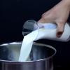 Trong 1 nồi lớn, đun nóng 450ml sữa tươi với 150ml sữa đăc, khuấy cho quyện đều là được không cần đun sôi.