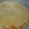 Cho 65g đường vào nấu cùng 30ml nước trong chảo sáng màu. Khi thấy đường chuyển sang màu như mật ong thì cho nước cốt chanh vào rồi tắt bếp. Đổ đường đã chưng ra khuôn bánh. 