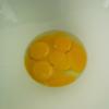 Tách lấy lòng đỏ 4 trứng vào tô lớn, 1 trứng còn lại dùng luôn phần lòng đỏ và lòng trắng. Cho 120ml sữa đặc, 350ml sữa tươi, 50gr đường cát trắng. Đánh cho hỗn hợp hòa tan lại với nhau bằng dụng cụ đánh trứng.