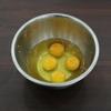 Đập vào tô 4 quả trứng gà, nên chọn trứng to. Đánh trứng nhẹ nhàng. Hết thời gian, lấy tô sữa ra rồi đổ trứng từ từ vào sữa nóng, khuấy đều. Lọc qua rây để hỗn hợp không bị lợn cợn.
