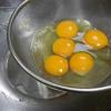 Đập trứng vào rây, dưới rây là thau đựng. Dùng phới lồng khuấy nhẹ tay cho trứng rớt xuống thau. Cho vào thau trứng đã khuấy vani, rượu rum khuấy đều.