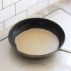 Đun nóng 1/2 muỗng canh bơ trong chảo chống dính có đáy phẳng, đường kính 20-25cm. Đổ hỗn hợp bột kiều mạch đã ủ lạnh vào chảo, dàn mỏng đều. Bánh chín thì bào phô mai lên trên bánh.